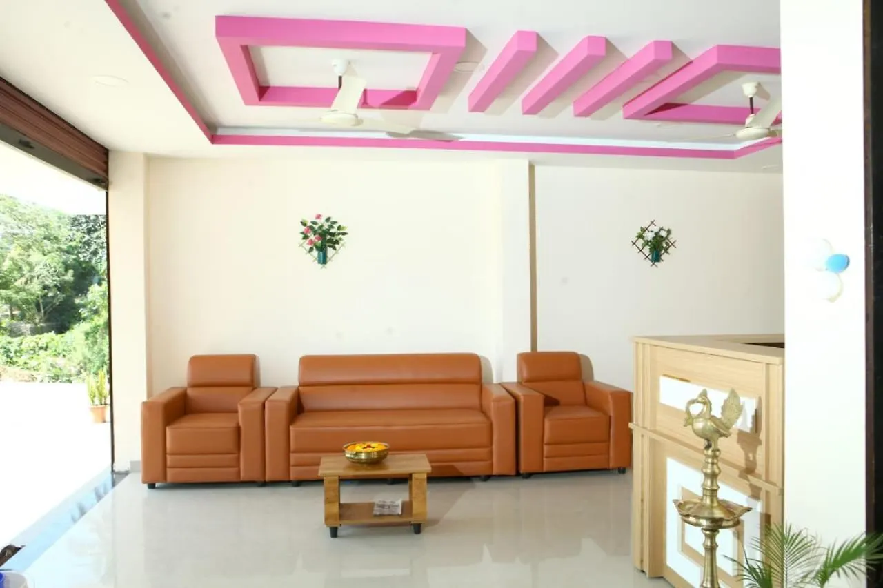מלון Ramakkalmedu Karamangattu Residency